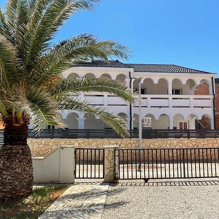 Apartmenthouse Ines Vir Bagian luar foto