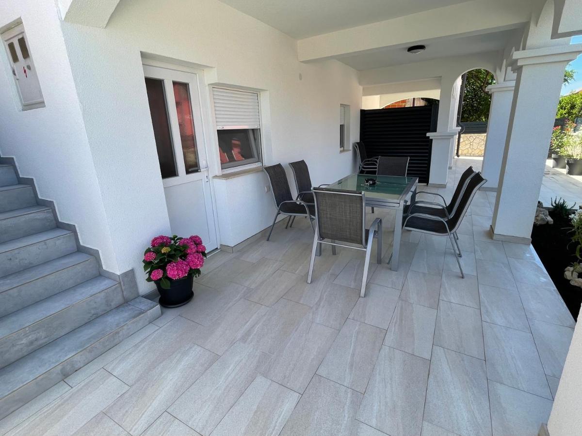 Apartmenthouse Ines Vir Bagian luar foto