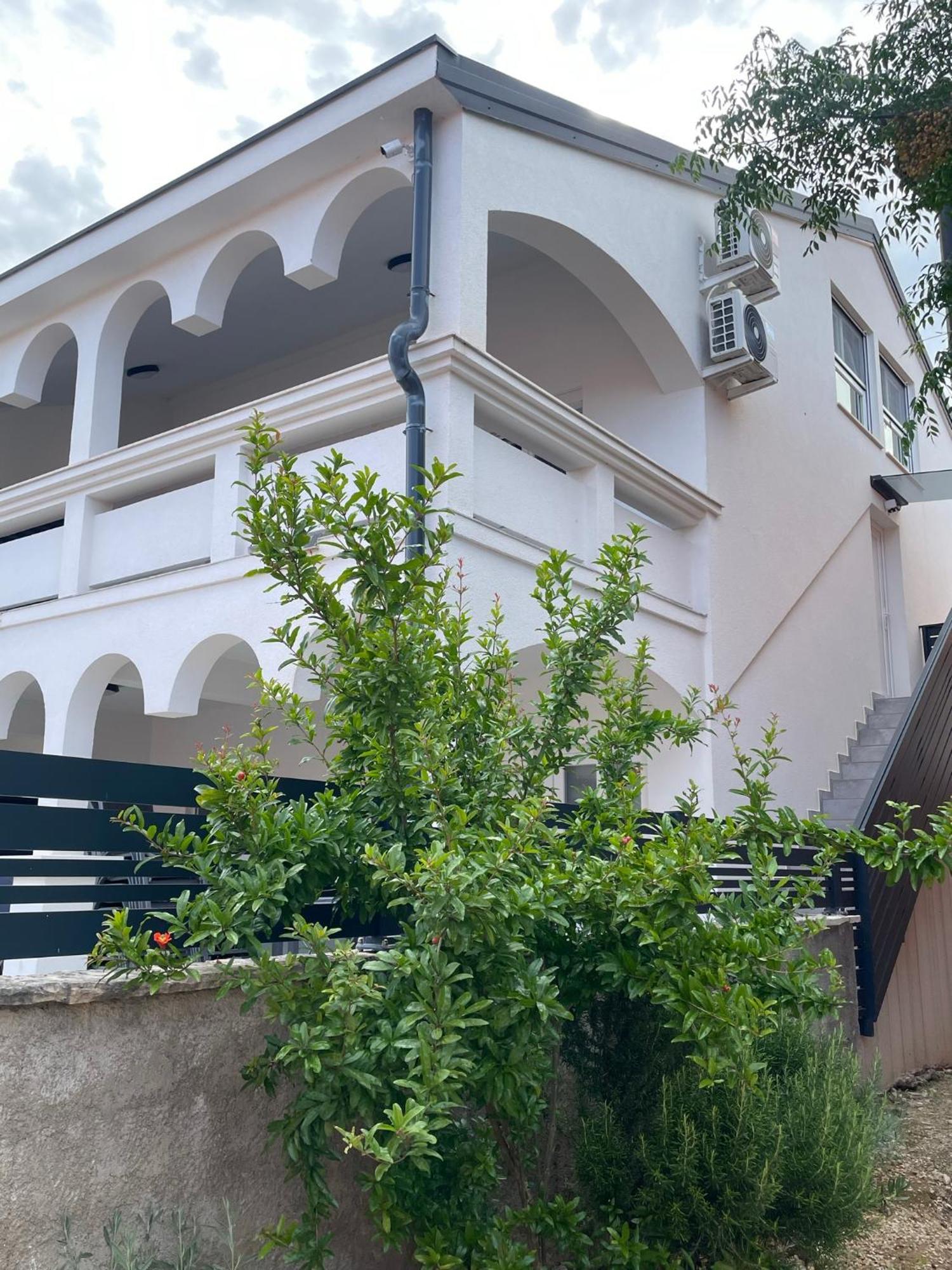 Apartmenthouse Ines Vir Bagian luar foto